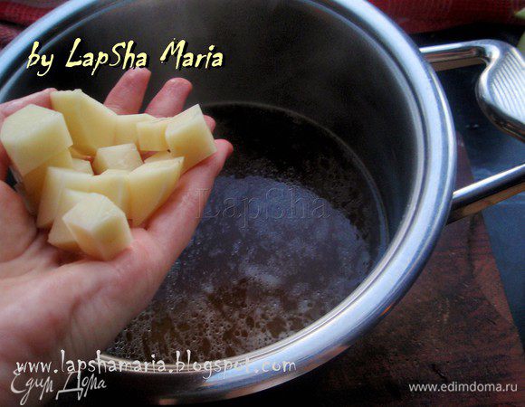 Очистить картофель, морковь и лук. Картофель нарезать на кубики небольшого размера и добавить в суп. Варить минут 10.