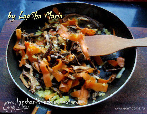 Тем временем, мелко нарезать лук, а морковь порезать на полоски, я это делаю с помощью овощечистки (получается тонко и быстро). На смеси масел обжарить лук и морковь в течении 3-4 минут. Затем добавить грибы и прожарить все вместе ещё 5 минут.