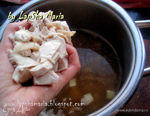 Курицу нарезать на кубики и добавить в суп.