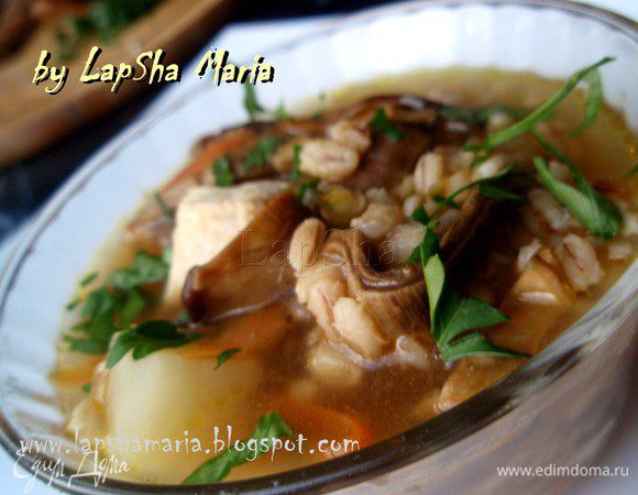 Выключить плиту и оставить с закрытой крышкой ещё на 10 минут. Чтобы перловка окончательно доготовилась. И можно подавать к столу! Приятного аппетита!