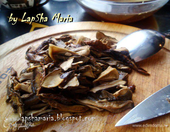 Разбухшие и мягкие грибы нарезать небольшими продольными полосками. Курицу достать из бульона и отложить в сторонку. Процедить грибной настой и куриный бульоны, смешать их вместе и добавить перловку, варить на среднем огне 20 минут.