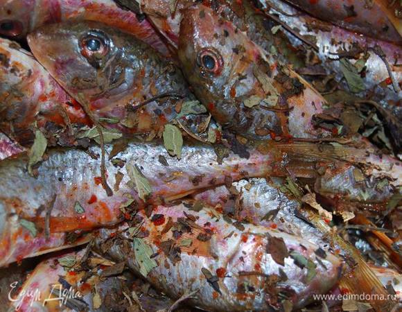 Морской, потому что с самого утра мы поехали к морю,надышались,насмотрелись на волны и чаек и конечно захотелось чего-нибудь морского на ужин.:)
У нас была барабулька. Идеально подошла!
Начнем. Рыбу помоем. Ненадолго замаринуем в смеси перцев (у меня пряно-острая смесь с морской солью),сушеного базилика,добавив пару ложек оливкового масла и немного лимонного сока.