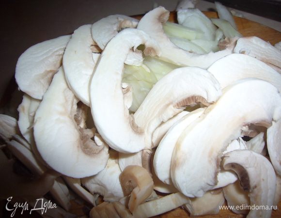 Картофель очистить,порезать кубом и залить водой.Когда вода начнёт кипеть,добавить обжаренные грибы с луком и морковью. Уменьшить огонь,и добавить широкую лапшу.Варить ещё 8-10 мин.Добавить зелень петрушки или укропа,соль,перец, томат.пасты.