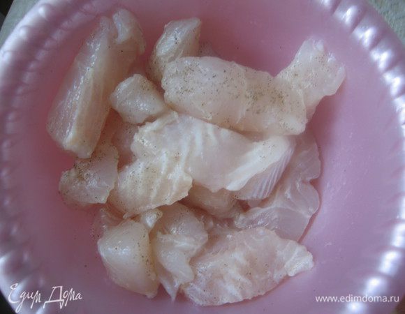 Рыбу порезать небольшими кусочками посолить, поперчить, оставить на 30 минут.
