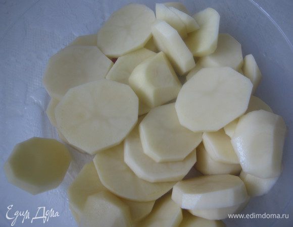 картофель порезать тонкими кружочками,  примерно 0,5 см, промыть водой и отварить до полуготовности в подсоленой воде