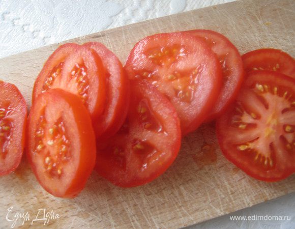 помидоры порезать кружочками