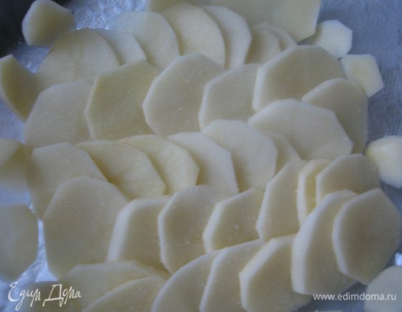  дно формы смазываем сливочным маслом и выкладываем 2/3 картофеля, посолить.