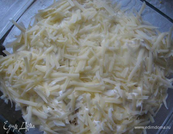 Поливаем соусом и присыпаем  сыром