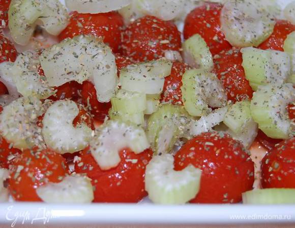 Помидоры черри выложим в форму для запекания. Те,кто хорошо относится к сельдерею, могут добавить сюда один порезанный стебель сельдерея. Присыпем прованскими травами,сбрызнем оливковым маслом,бальзамиком.