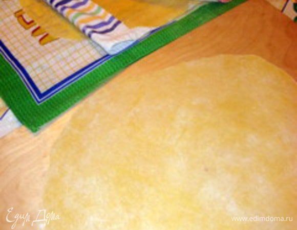 Тонко раскатать тесто. Нарезать на пласты, соответствующие размеру формы для выпечки.