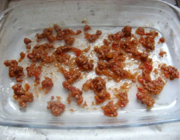 Включим духовку на 160° и начнём «собирать» лазанью. Намазать  форму маслом, выложить немного рагу на дно,