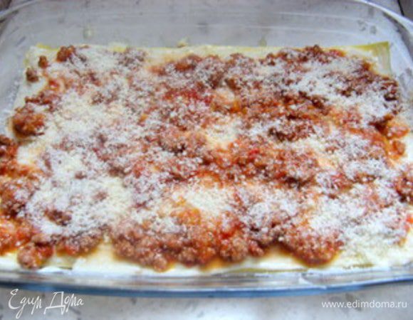добавить тонкий слой соуса-бешамель, толстый слой рагу и посыпать тёртым пармезанским сыром. 