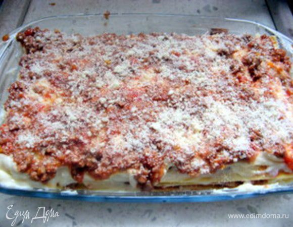 Повторить всё сначала.Слоёв должно быть минимум 6. Закончить слоем соуса-бешамель, смешанным с рагу , посыпать тёртым сыром и поставить в духовку, на 50-60 минут. Лазанья должна сверху приобрести румяную корочку. Чтобы не подгорели уголки, их можно прикрыть фольгой.