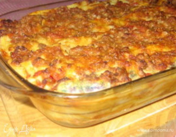 Лазанью не подают сразу на стол.Она должна постоять минимум 30 минут и даже больше, иначе она будет расползаться на тарелке.А что может быть ужаснее "ползущей" лазаньи? Только соус болоньезе в банках.