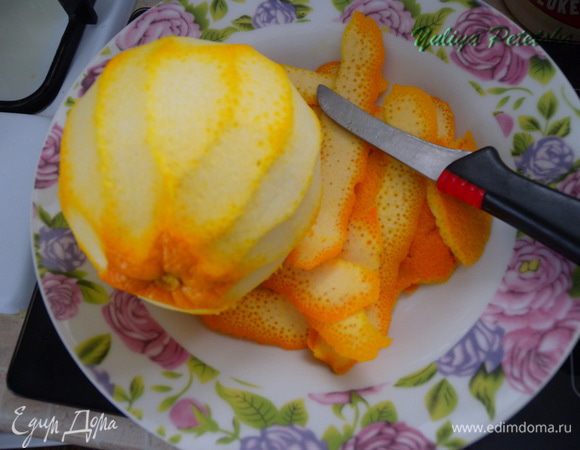 1. Апельсин ошпарить кипятком. Срезать ножиком цедру максимально без белого. Цедру порезать. Залить кипятком (700 мл). Поставить на огонь. Дать закипеть. Выключить. Отвар процедить. Дочистить апельсин и порезать на кусочки среднего размера. Я не отделяла прожилки. Кто хочет - играйтесь. 