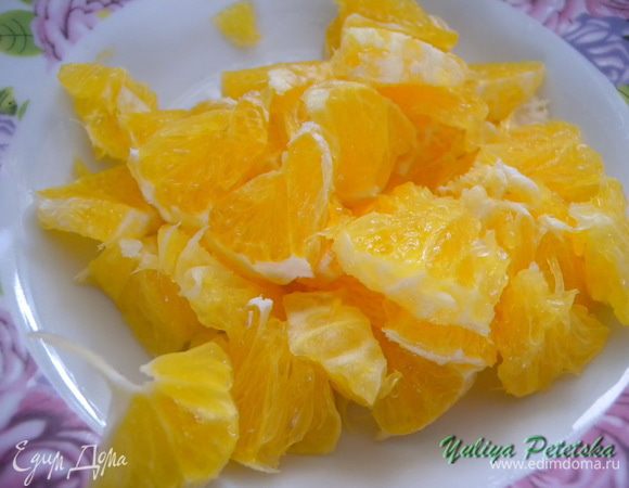 2. В отвар положить порезанный апельсин. Прокипятить 2-3 минуты. В стакане развести крахмал со 100 мл холодной воды. Ввести помешивая в "суп". Довести до кипения и проварить 1-2 минуты. За это время капсулки не успевают лопнуть и очень красивая структура у супа получается. Остудить. Думаю, что вполне можно добавить уже отварную тыкву порезанную на мелкие кусочки. 