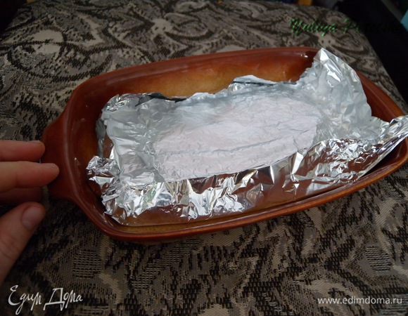 Переложить на фольгу. Разровнять немного и накрыть вторым кусочком фольги. Приплюснуть аккуратно. Должна получится толщина около 1 см. Поставить в холодильник или на пару минут в морозилку (только манка должна быть не горячей. Я выставила просто на балкон,  зима все-таки :-). 