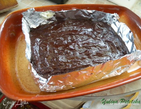 Тем делом сварить "шоколад". Достать пудинг, снять верхний слой фольги, завернуть края и залить шоколадом. Охладить до полного застывания. 