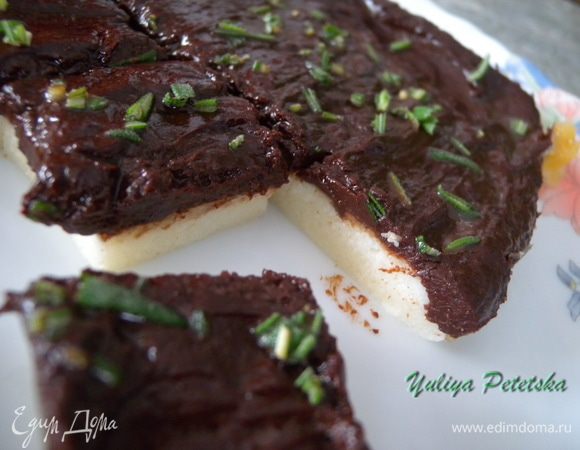 Я еще порезала немного свежего розмарина по не застывшему шоколаду. Остывший пудинг переложить на тарелку и порезать на куски (9 шт).