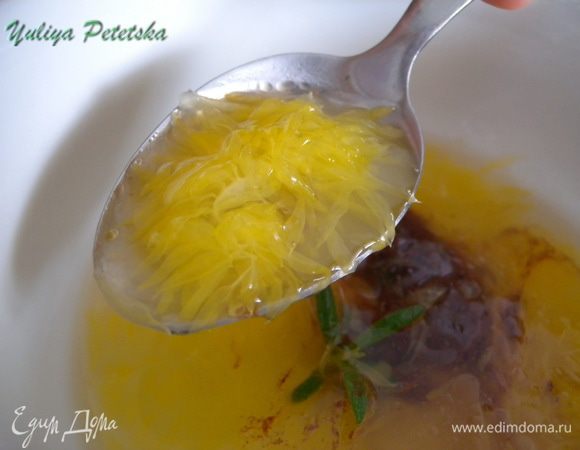 Налить в миски холодный суп. Сверху выложить кусочки пудинга. По рецепту кубики должны быть маленькими и на дне. Мне лучше, когда кусков меньше, но они большие. Опускаете ложку в суп, откалываете немного пудинга и зачерпываете "жидкость". Вкусно!!!   