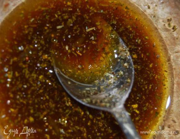 Приготовим заправку, смешав сок лимона,мед,вустерский соус,прованские травы и оливковое масло.