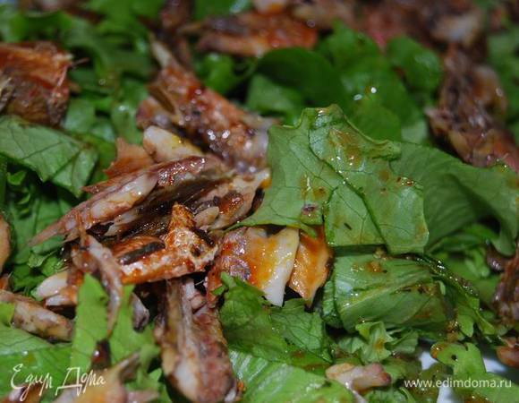 Крупно порежем листья салата,выложим рыбное филе,заправим.