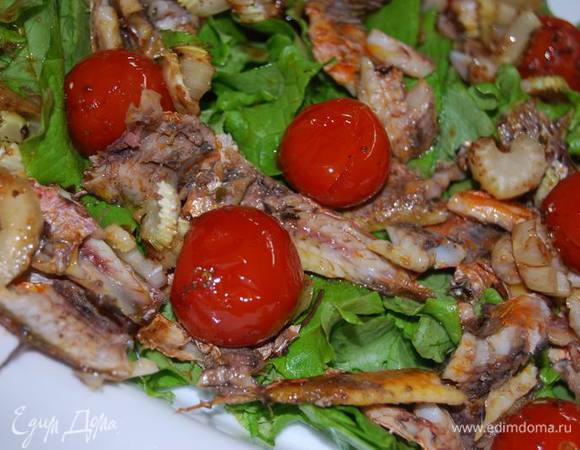 Сверху выкладываем помидоры с сельдереем.