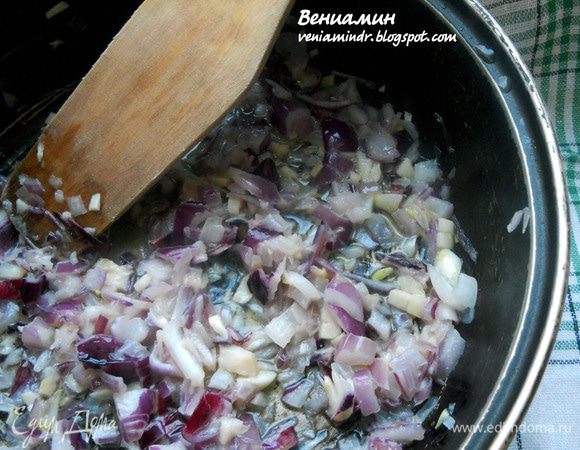 В сковороде/сотейнике разогреть пару ложек оливкового масла и небольшой кусок сливочного. Плоской стороной ножа раздавить чеснок, обжарить его пару минут и удалить (можно и сохранить, тогда его следует измельчить и не допускать потемнения при обжаривании). В том же масле обжарить мелконарезанный лук, на среднем огне, несколько минут, не допуская его потемнения. Влить вино, и выпарить минуту-две - должен уйти резкий алкогольный запах. 