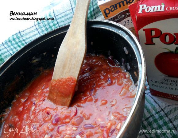 Добавить протертые томаты, размешать. 