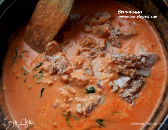 Добавить тунец (лишнее масло слить) и вернуть на медленный огонь - главная задача хорошо его прогреть, при этом стараясь не повредить кусочки, буквально минуту-две. 