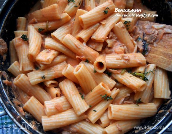 Пасту отварить до состояния al-dente, пару ложек воды (а если соус вышел достаточно густой, можно и больше) сохранить и плеснуть в сотейник, остальную слить. Пасту выложить в сковороду, размешать и оставить на минуту, дойти. По желанию присыпать свежим тимьяном. При подаче присыпать пармезаном/пекорино и обжаренными кедровыми орехами, подавать немедленно! 