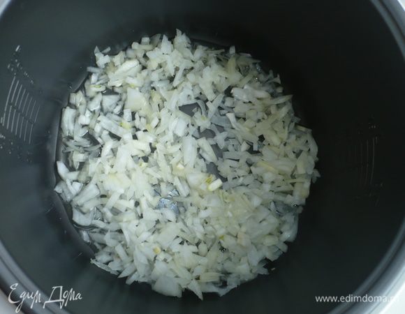 Лук нашинковать, мультиварку включить на режим выпечка, минуты через 2 налить растительное масло, выложить лук и обжаривать минут 5