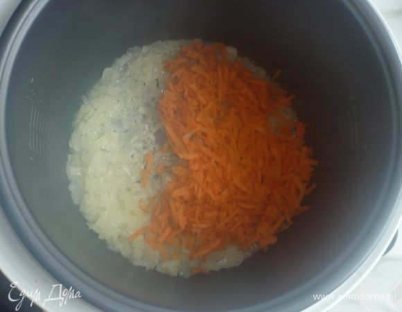 морковку натереть на терке для корейской морковки (я терла на обычной крупной),добавить к луку