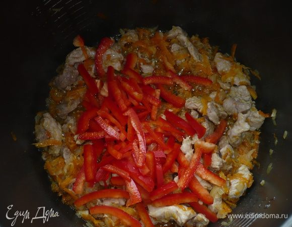 болгарский перец нашинковать полосочками и отправить в мультиварку на 5 минут