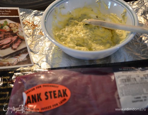 Подготовить гриль,разогрев до 200гр.Сбрызнуть решетку спреем, чтоб не пригорало.
Сначала сделаем масло с зеленью.В небольшой посудине скомбинируем размягчен.масло,чеснок и петрушку, шнитт лук,соль и перец.Отставим в сторону.