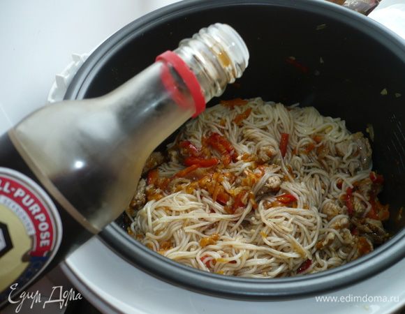 добавить лапшу, и перемешать с мясом и овощами, потом - соевый соус (обильно), смесь перцев, кориандр и все перемешать. И все - готово! Было так аппетитно,  что я забыла сфотографировать как фунчоза выглядит в тарелке...