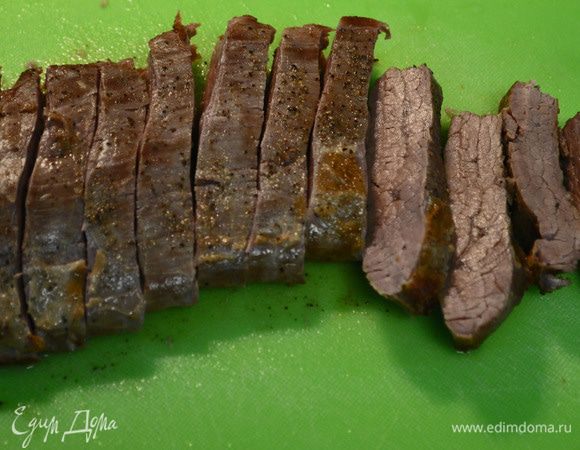 Мясо поперчить и посолить с 2-х сторон.Положить на гриль и жарить как вы любите с кровью,без с 2-х сторон.Готовое мясо положить на разделочную доску и порезать на кусочки.