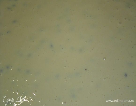 Начинаем с выпечки двух коржей. Для этого берем 0, 5 стакана муки, 0, 5 стакана сахара, 1 чайную ложку крахмала, 1 чайную ложку соды, гашеную уксусом, 2 -3 капли коньяка, 1 яйцо и 50 г шоколада. Все это перемешиваем и разбавляем 0, 5 стак. сметаны. Форму хорошо смазываем маргарином и выливаем в нее тесто. Ставим в разогретую духовку и выпекаем при температуре 180 гр 15 -20 мин. Так же готовим и второй корж.