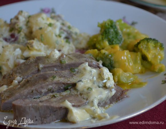 Порезанный стейк разложить порционно по тарелкам с гарниром на ваш вкус . Сверху говядины выложить масло с зеленью,необычно вкусно!