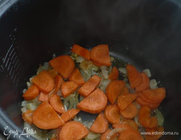 добавить нарезанный лук и минут через 5 морковь - все обжаривать минут 15