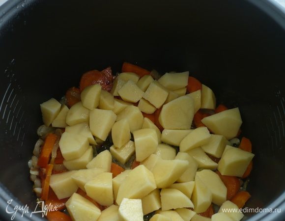 добавить нарезанную кубиками картошку и обжаривать минут 10