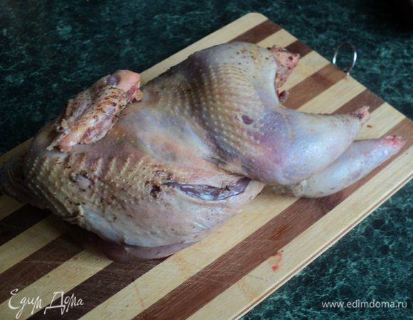 Свежего фазана необходимо подготовить особым образом. Тушку фазана выпотрошить и не ощипывая перья выдержать в прохладном месте 3 суток для созревания мяса. Затем ощипать  и подготовить для готовки. У меня фазан был уже ощипан, заморожен, поэтому  в процессе разморозки мясо приобрело необходимую консистенцию.