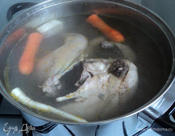  Фазана разрезать пополам, залить водой, довести до кипения, проварить 5 мин, воду слить, мясо промыть, снова положить в кастрюлю, залить горячей водой, добавить корень петрушки, половину сельдерея, половину морковки и варить на небольшом огне  приблизительно 2 часа до мягкости фазана. За 15мин до окончания посолить по вкусу.