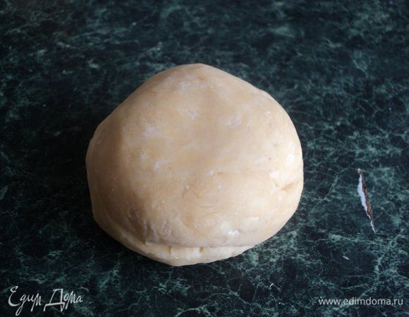 Муку высыпать горкой, сделать углубление, вылить яйцо, добавить соль и замесить тесто для лапши. Тесто завернуть в пищевую пленку и дать постоять 30мин.