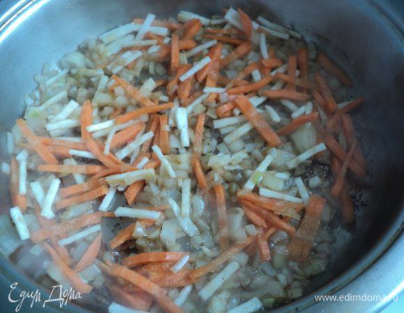 Лук  нарезать мелко, морковь и сельдерей соломкой. Припустить лук, морковь и сельдерей в сливочном масле 5-6мин.                                                                                     