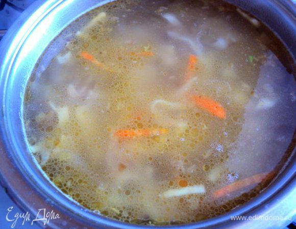 Добавить в бульон с лапшой мясо фазана, припущенные овощи. Проварить на небольшом огне 10мин. Поперчить по вкусу.