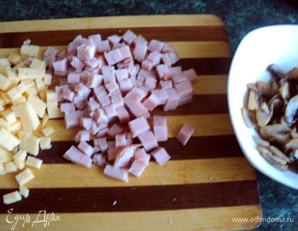 Отварить фазана http://www.edimdoma.ru/recipes/36158.
Охлажденную грудку фазана порезать небольшими кусочками. Мелко порезать ветчину и сыр. Шампиньоны порезать пластинками и поджарить на растительном масле до легкого зарумянивания. Охладить.
