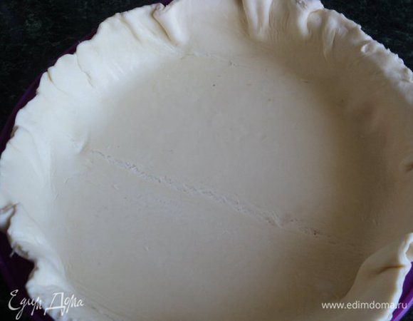 Из готового пласта слоеного теста вырезать круг по диаметру формы + высота бортиков. Выложить тесто в форму( у меня силиконовая).