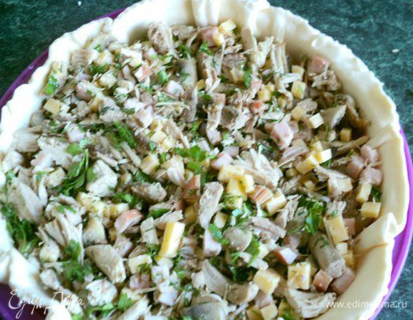 Выложить на тесто начинку.