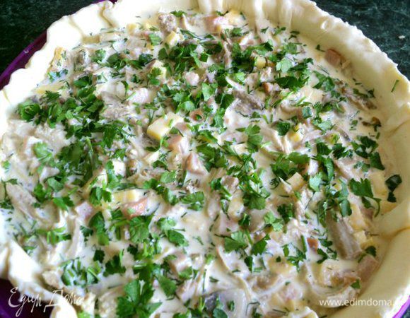 Яйца взбить со сливками, добавив соль, перец и мускатный орех. Залить этой смесью начинку, посыпать петрушкой.